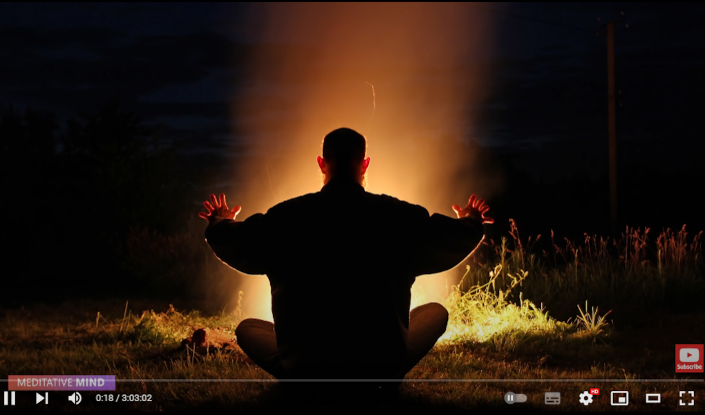 Screenshot von YouTube - Mann in der Nacht vor einem Feuer