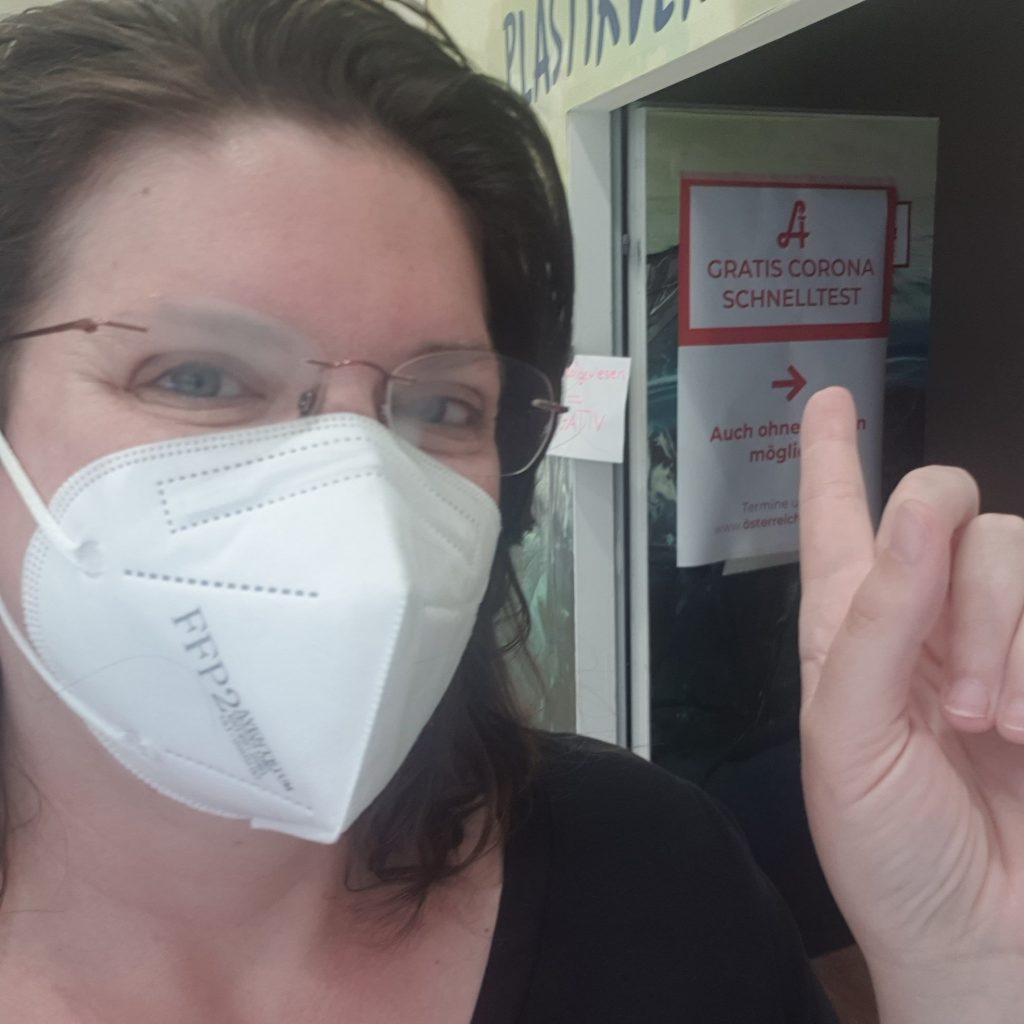 Veronika mit FFP2-Maske vor der Covid-Teststation.