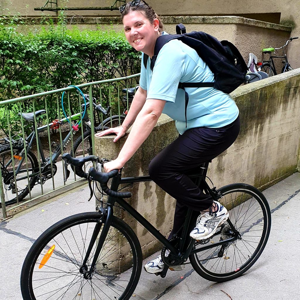 Veronika auf Fahrrad vor 12 Kilometer Tour (passend zu 12 von12).