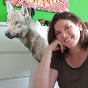 Veronika mit ihrem Pappwolf.