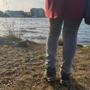 Veronika steht an der Donau