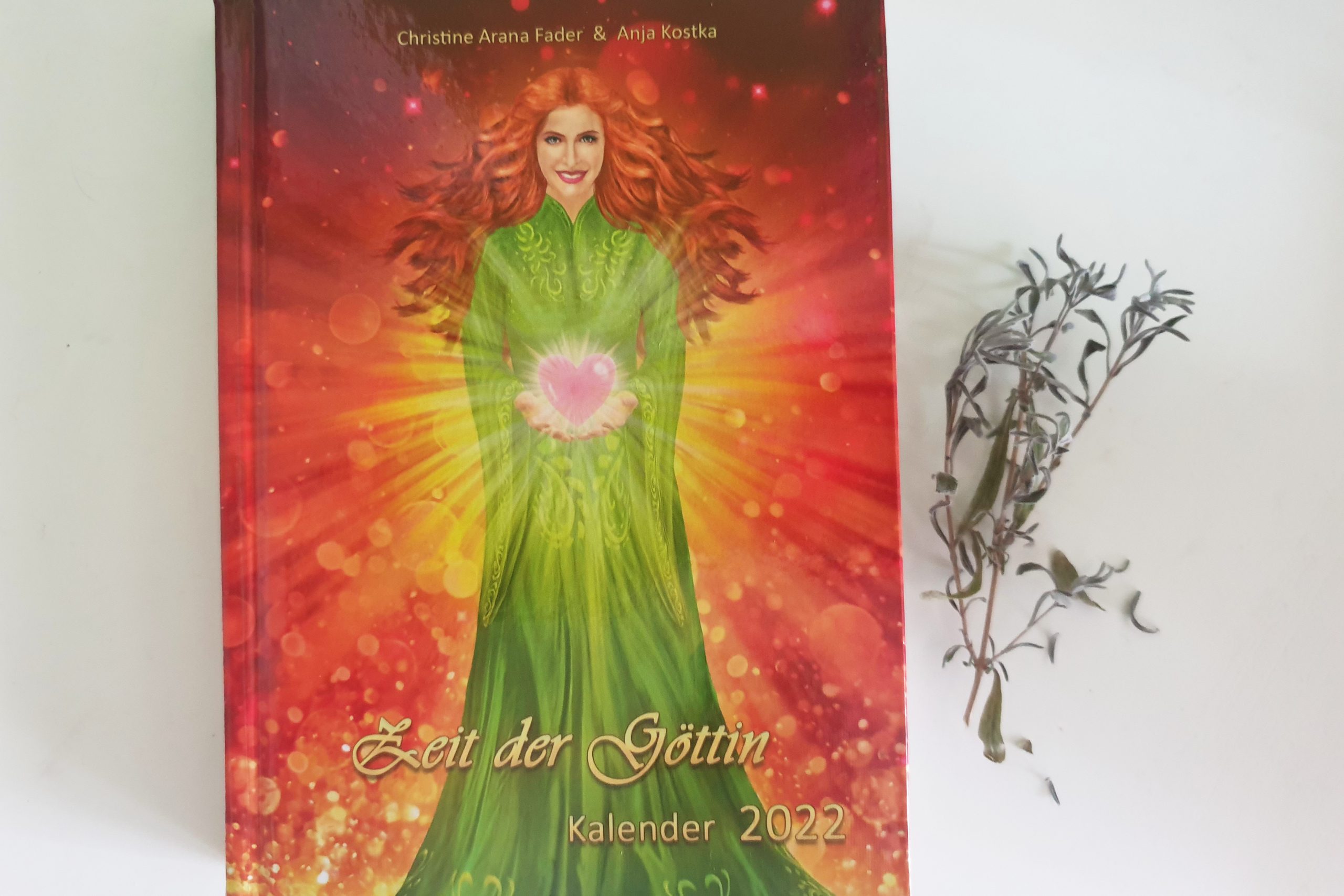 Zeit der Göttin-Kalender mit einem Zweig getrockneten Lavendel.