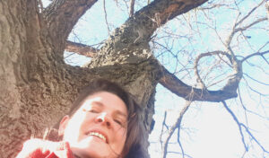 Veronika an einen Baum gelehnt, Perspektive in die Krone.