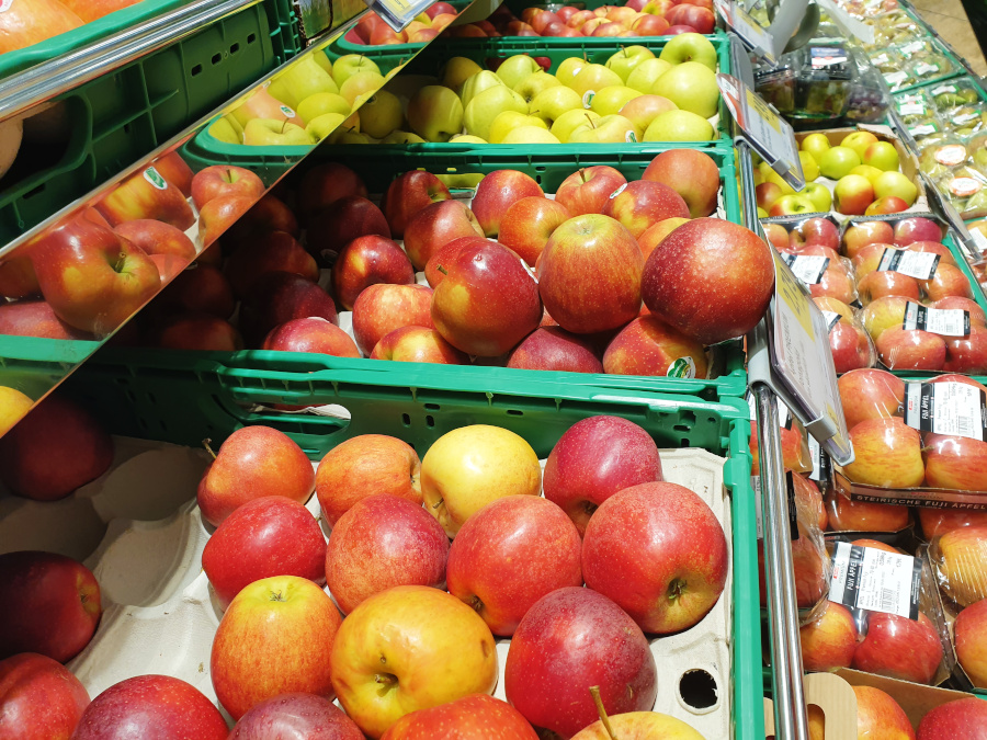 Apfelsteigen im Supermarkt.